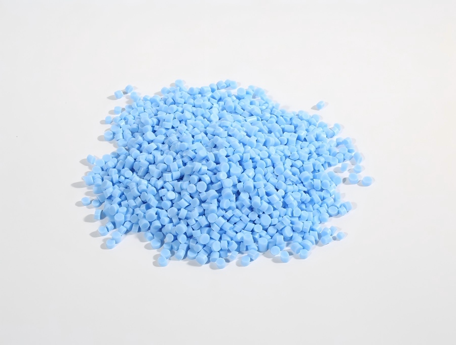 Powierzchnia wyrobów formowanych wtryskowo z materiału TPE zmienia kolor na biały – czy problem dotyczy formy, czy surowca?